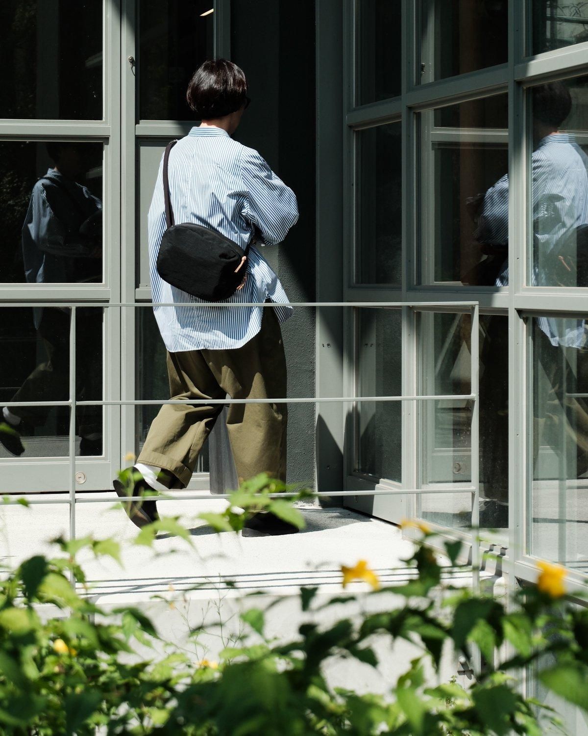 NIZYU KANO / にじゅうかのう FUKUI SIWAナイロンボディバッグ L