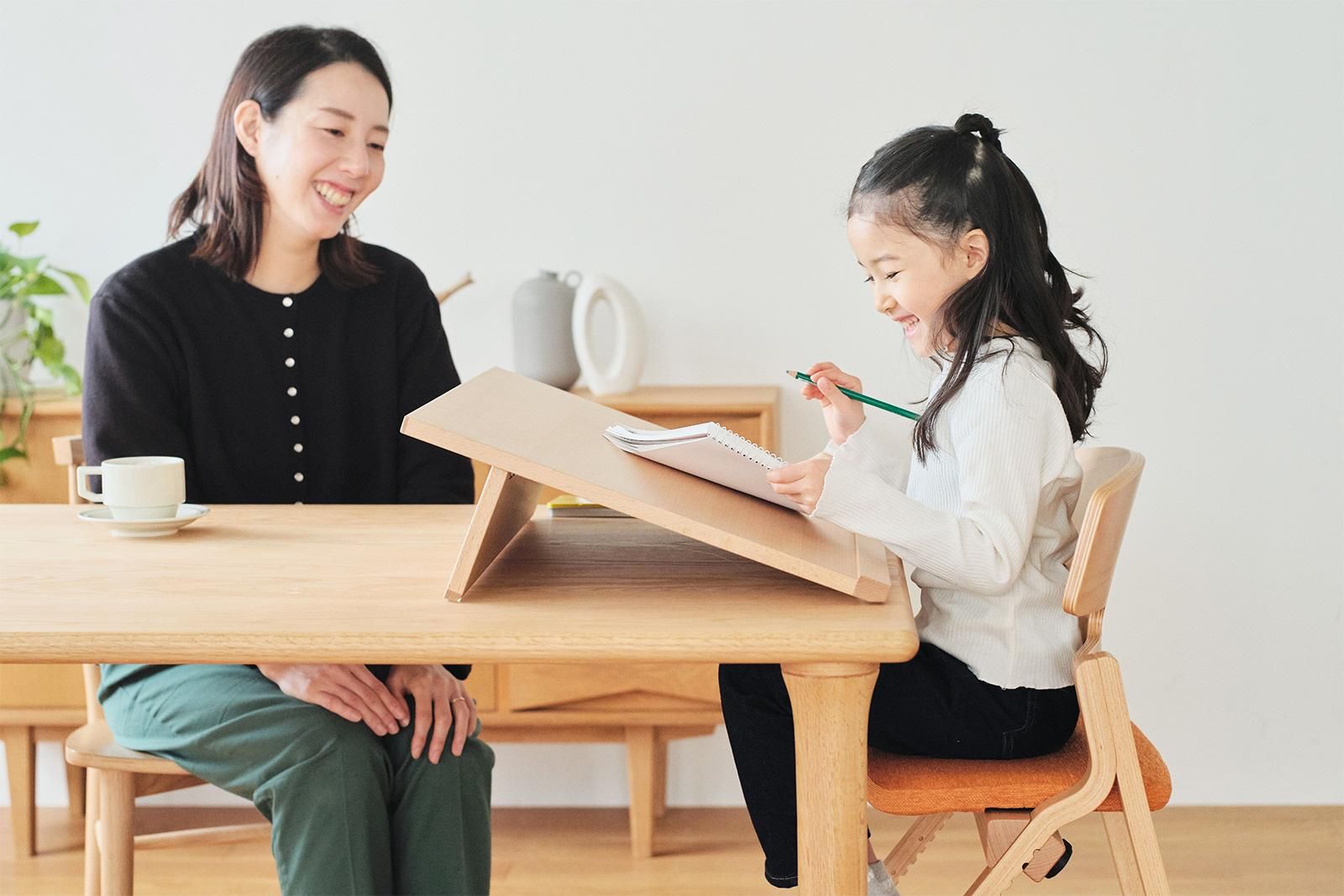 スラントアップ（学習用傾斜天板）｜低座の椅子と暮らしの道具店