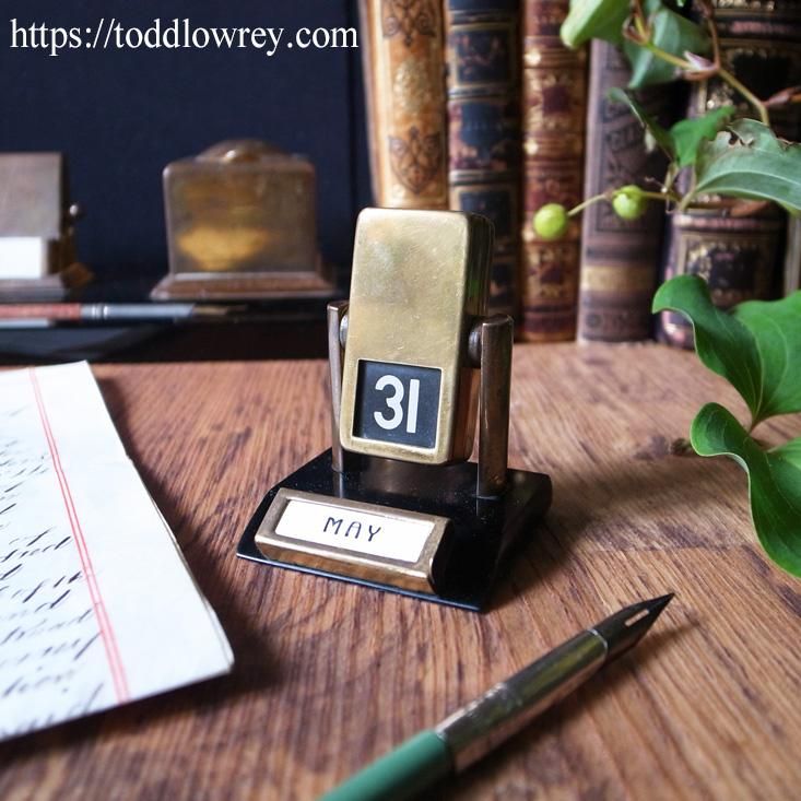 語りかけてくるアール・デコのデスクカレンダー / Antique Art Deco