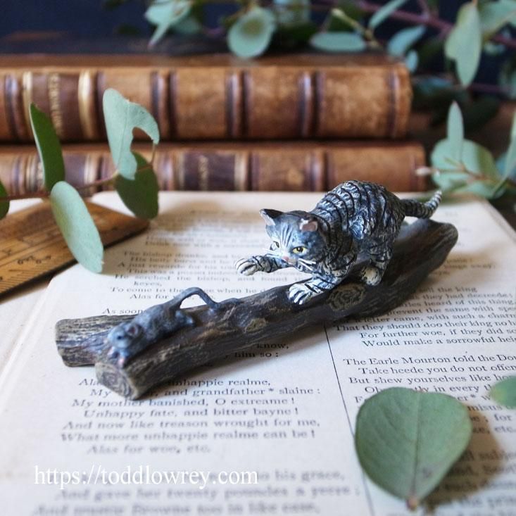 つまり猫は最高傑作 /Vintage Cold Painted Vienna Bronze Cat Chasing
