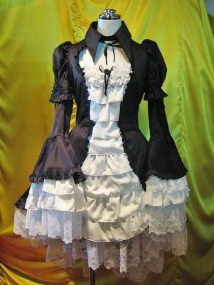 エンブレム飾りチェーン付きハイウエストドレープスカート：黒