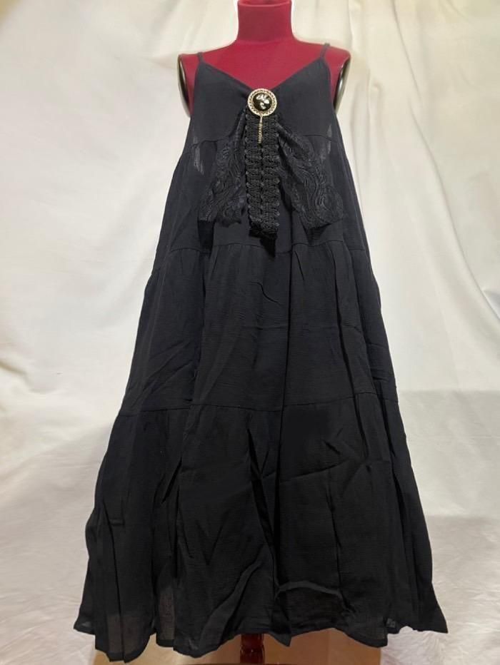 エンブレム飾りチェーン付きハイウエストドレープスカート：黒