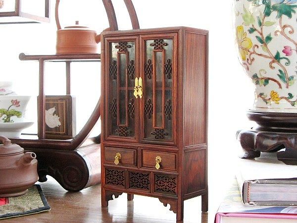 ミニチュア中国家具 酸枝 ガラス戸本棚 - 桃花源(中国茶・茶器