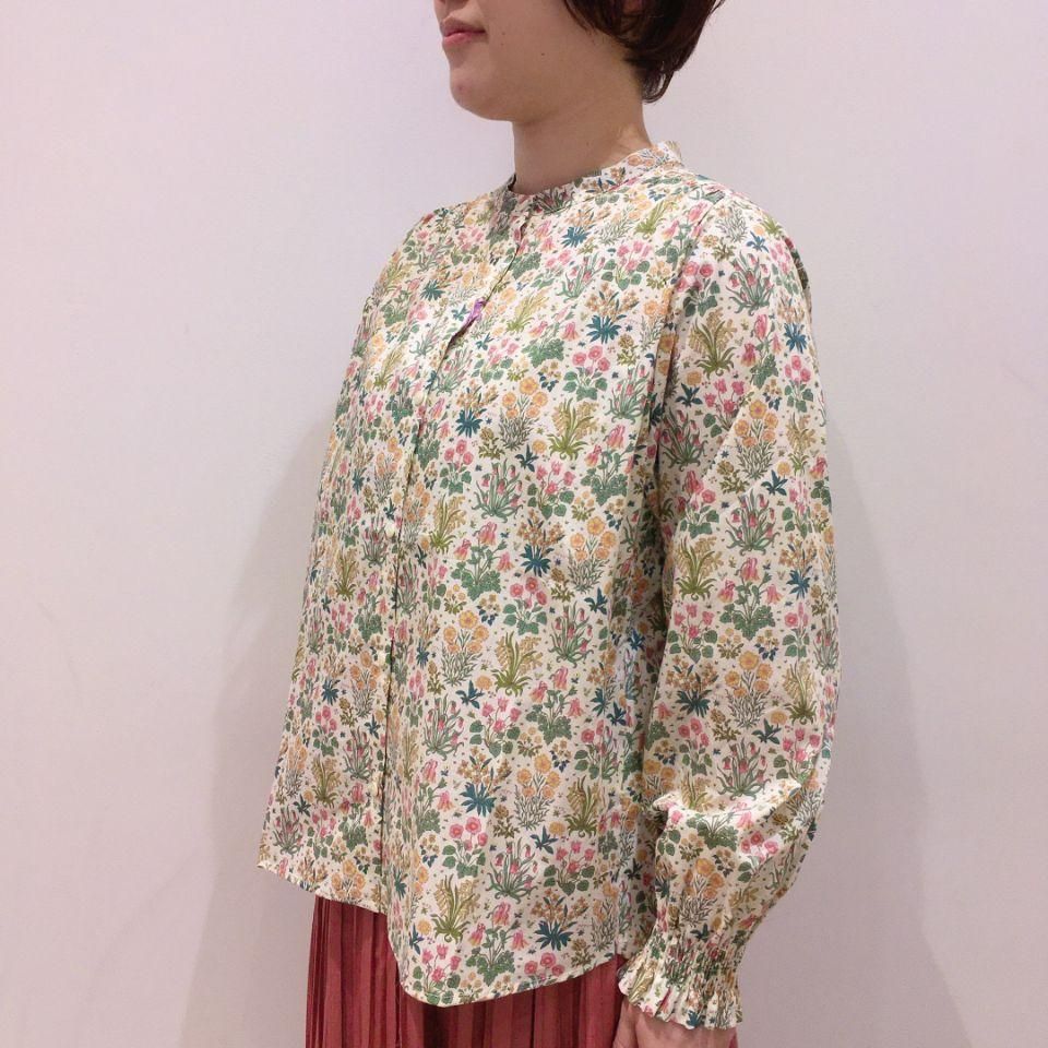 sosotto - リバティプリント/バンドカラー袖シャーリングブラウス