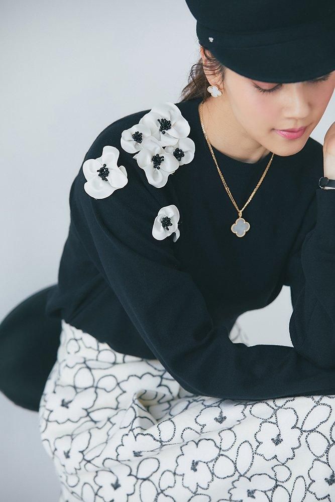 サテンフラワーモチーフニット(ブラック×ホワイト) - seventen