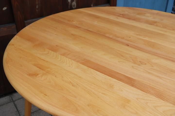 MOMO natural(モモナチュラル)のVIBO ダイニングテーブル。アルダー