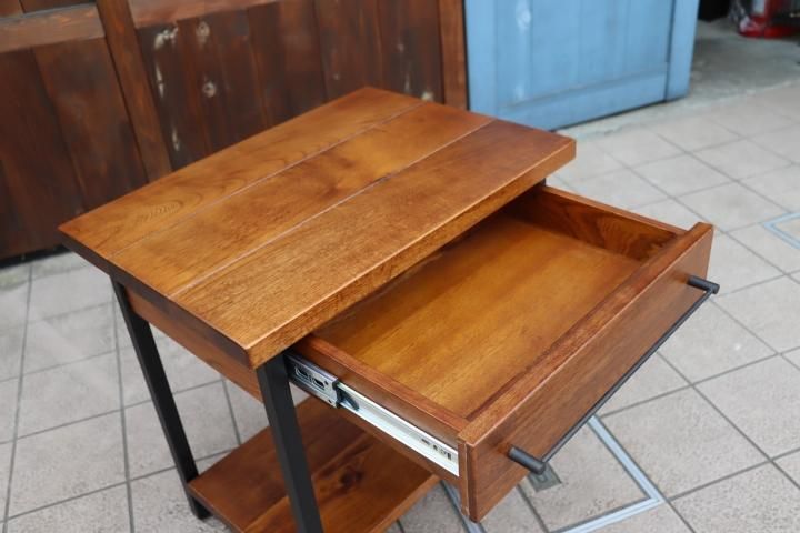 ACME FURNITURE(アクメファニチャー)のハックベリー無垢材にスチールを