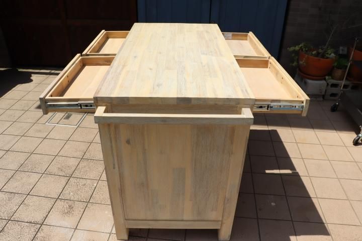 unico(ウニコ)の木目を際立たせ、ホワイトウォッシュ塗装が魅力のMANOA