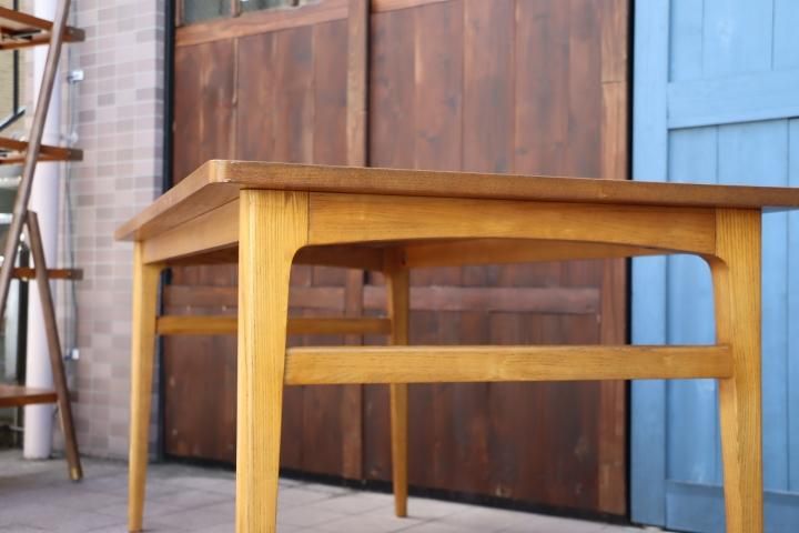 unico(ウニコ)のSIGNE(シグネ)シリーズのダイニングテーブル/160です