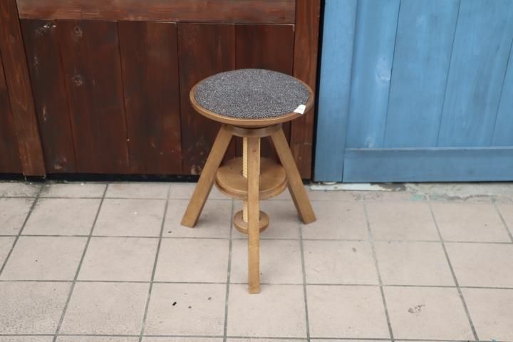 unico(ウニコ)のVOLTA(ボルタ) 回転スツールです。高さ調整も可能で