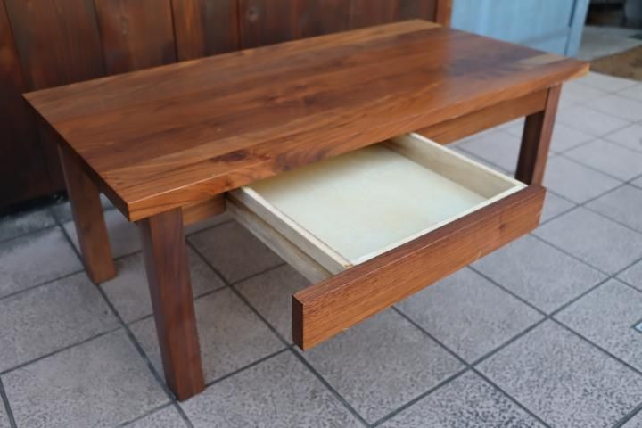 無印良品(MUJI)のウォールナット無垢材 ローテーブルです。落ち着いた