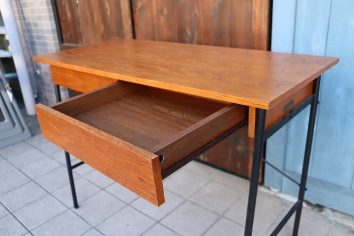 niko and…(ニコアンド)のオーク材を使用したパーソナルデスクです