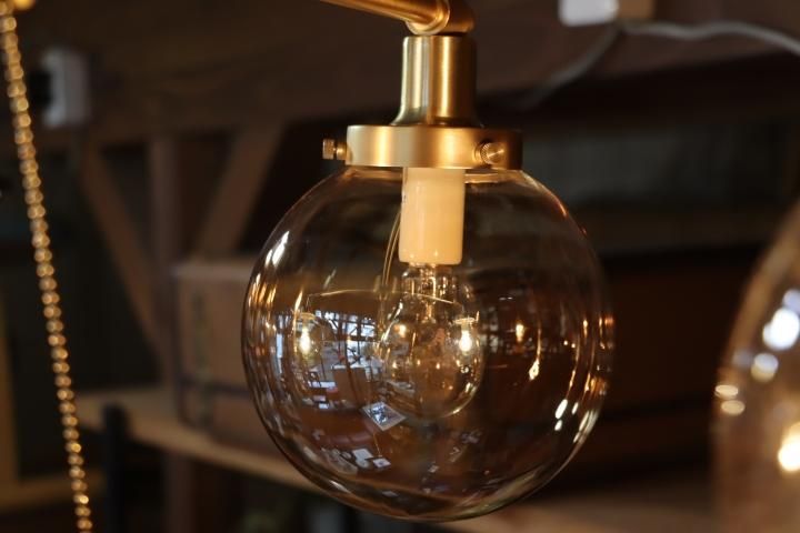 unico(ウニコ)のMOON CROSS LAMPです。 真鍮のような濃淡のある