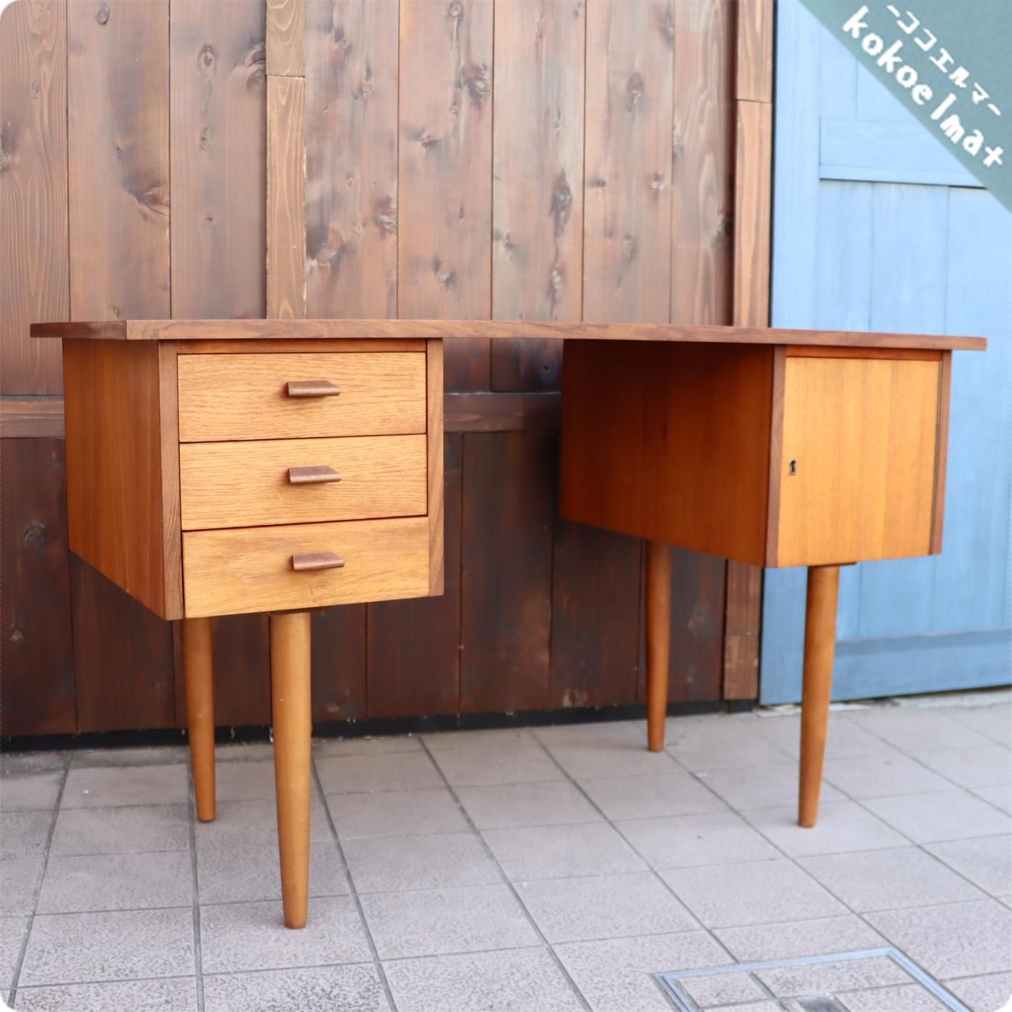 デンマーク製のチーク材を使用した両袖デスクです。北欧らしいシンプル