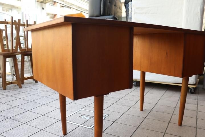 デンマーク製のチーク材を使用した両袖デスクです。北欧らしいシンプル