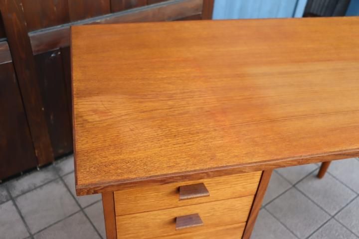 デンマーク製のチーク材を使用した両袖デスクです。北欧らしいシンプル