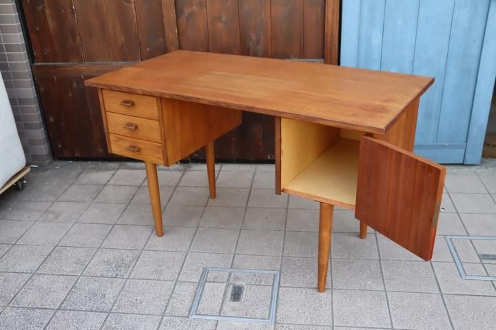 デンマーク製のチーク材を使用した両袖デスクです。北欧らしいシンプル