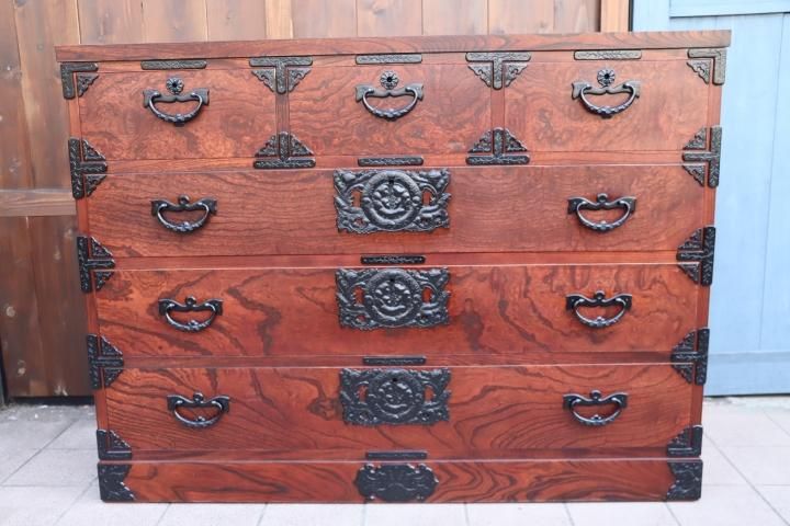 岩手の伝統工芸家具、岩谷堂箪笥 欅材を使用した漆塗り4段・6杯