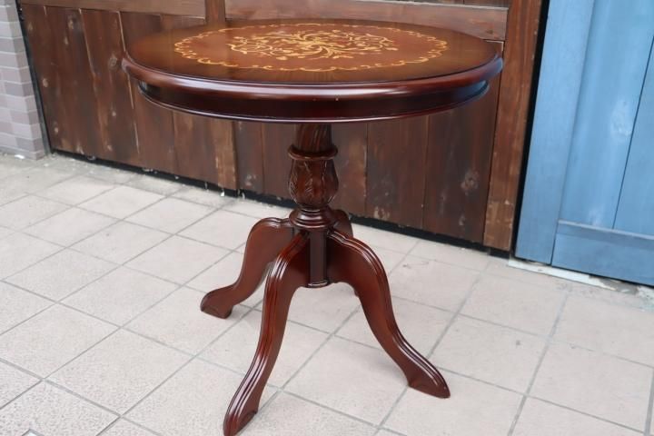 アンティーク調のサイドテーブル、天板に象嵌細工が施された花台です