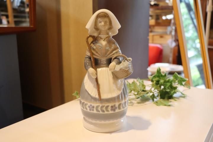 スペインLLADRO(リヤドロ)社の陶器人形の置物『フィギュリン』です