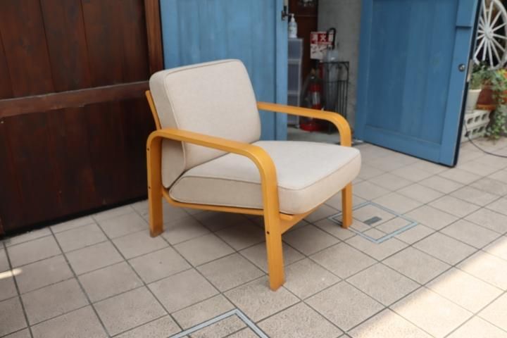 天童木工(TENDO)のシングルソファです。滑らかなフレームとナチュラル