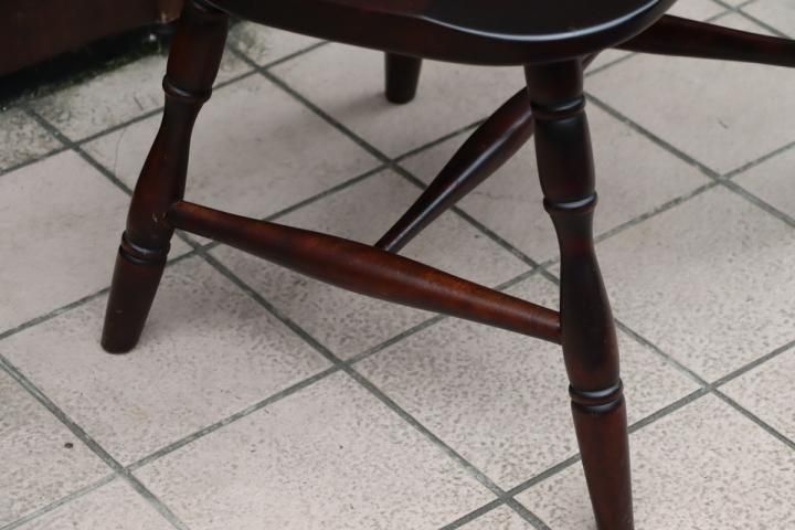 北海道民芸家具(HOKUMIN)のカバ無垢材を使用した、キャプテンチェア