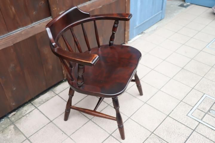 北海道民芸家具(HOKUMIN)のカバ無垢材を使用した、キャプテンチェア