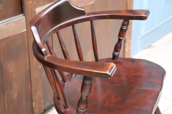 北海道民芸家具(HOKUMIN)のカバ無垢材を使用した、キャプテンチェア