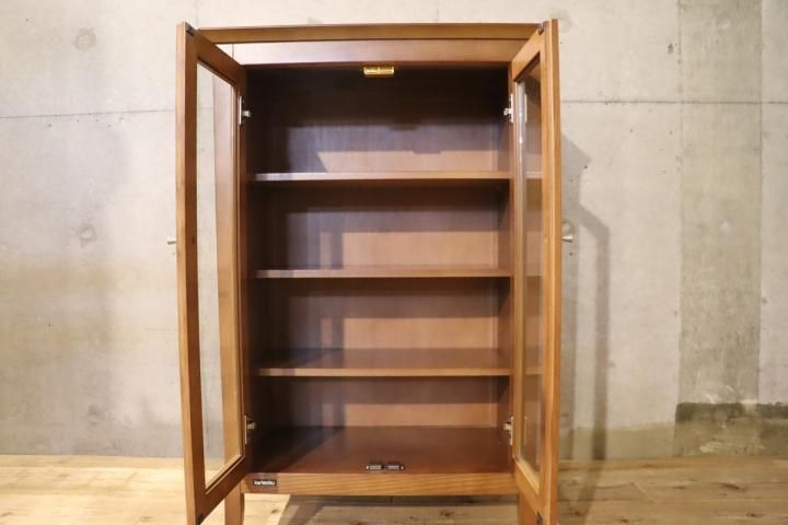karimoku(カリモク家具)のキャビネット・ガラス扉です。シンプルで