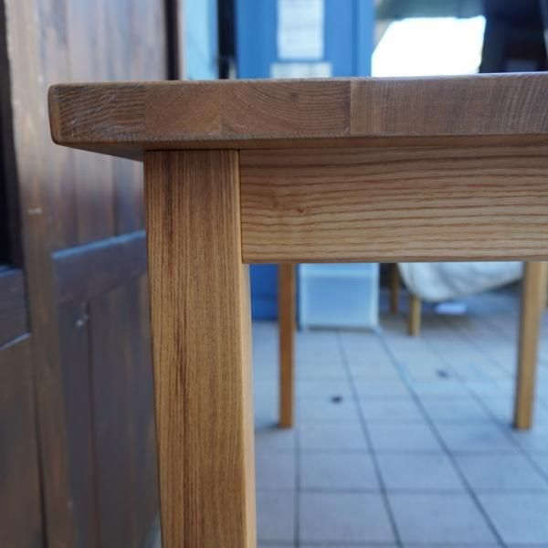 無印良品(MUJI)の希少なタモ材 ダイニングテーブル 140cmです