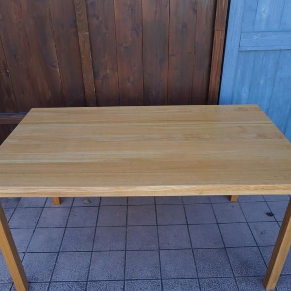 無印良品(MUJI)の希少なタモ材 ダイニングテーブル 140cmです