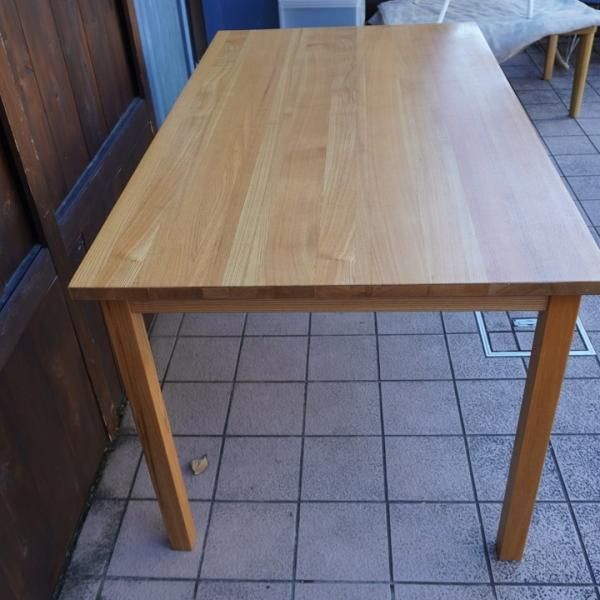 無印良品(MUJI)の希少なタモ材 ダイニングテーブル 140cmです