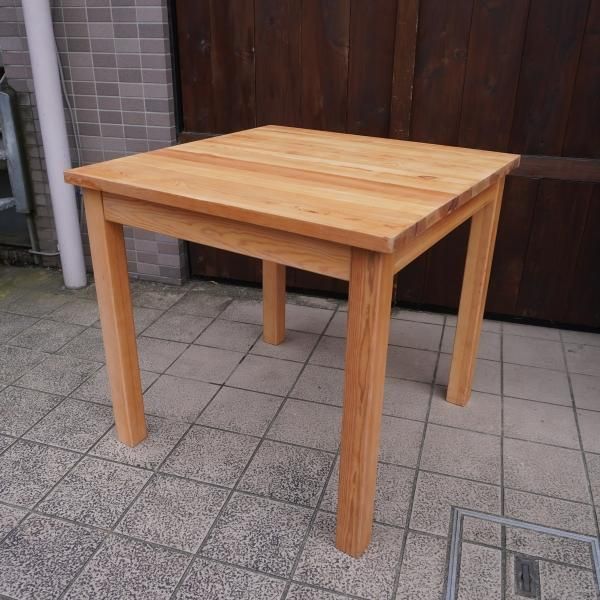 無印良品(MUJI)の天然木の節の表情が美しいパイン材ダイニングテーブル