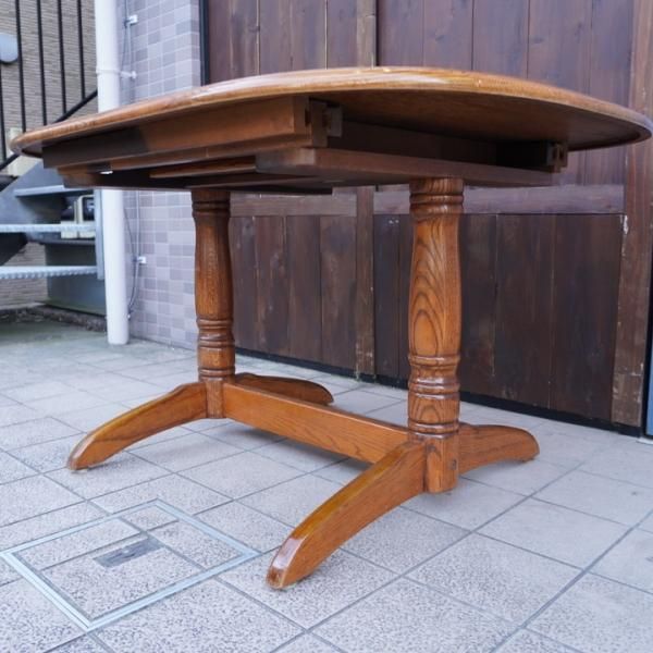 Shin Lee（シンリー）の伸長式ダイニングテーブルです。アンティーク調