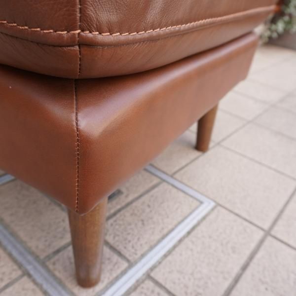 人気のunico(ウニコ)よりMOLN(モルン) レザー オットマンです。北欧