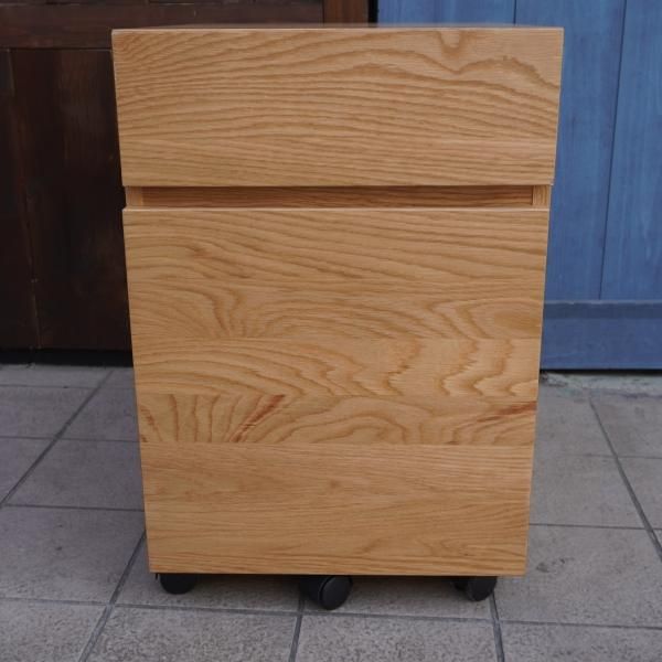 人気のMUJI(無印良品)のオーク無垢材 デスクキャビネット。シンプルで