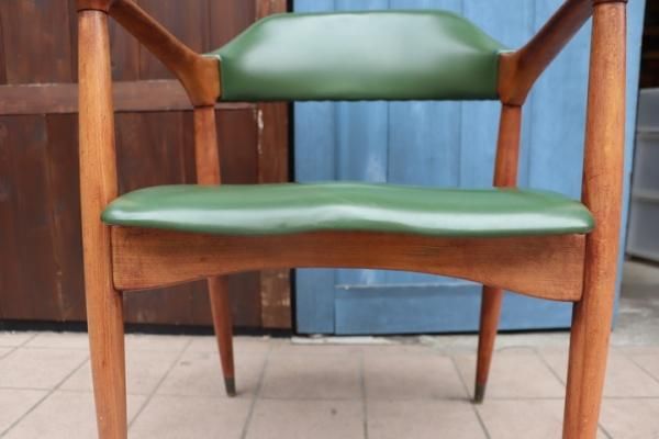 辻木工のアームチェアです。なめらかな木肌と丸みを帯びたやわらかな