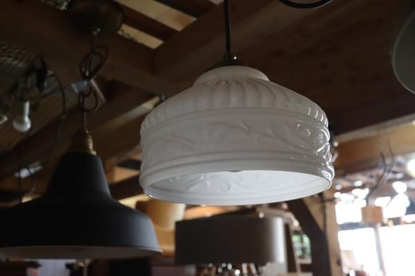 乳白色のガラスシェードとレトロなフォルムが魅力のペンダントライト