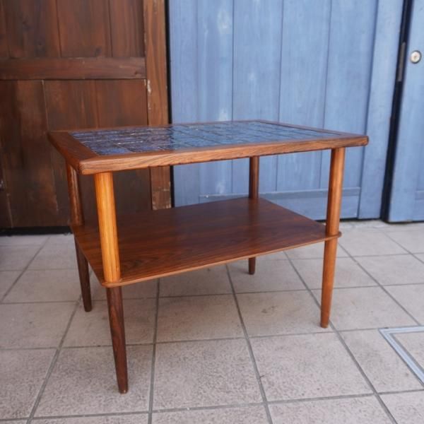 デンマーク製のローズウッド材タイルトップのサイドテーブルです