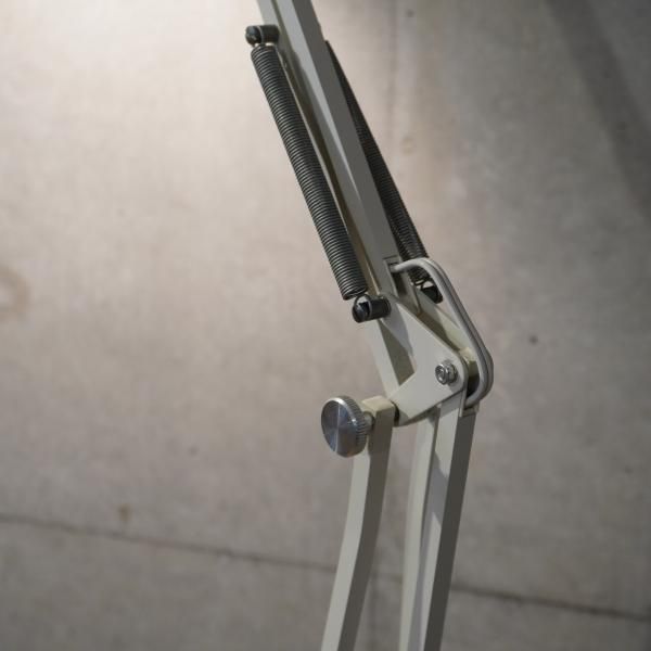 人気の無印良品(MUJI)よりLED アルミフロアライトです。高さや角度が