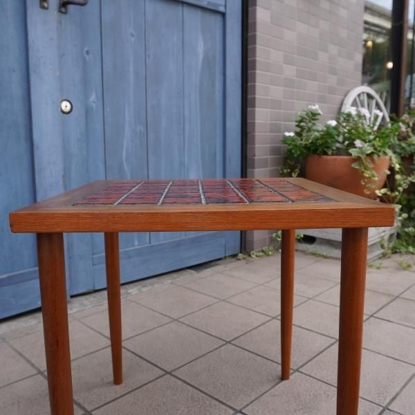 デンマーク製のチーク材×タイルトップのサイドテーブルです。オレンジ