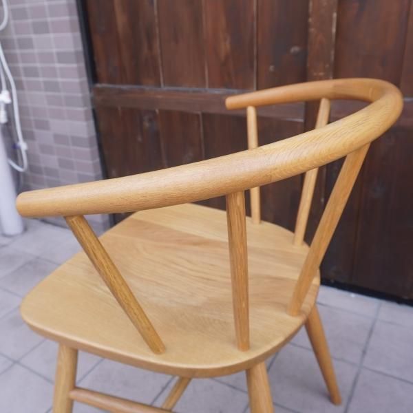 人気の無印良品(MUJI)のオーク無垢材を使用したダイニングチェアー・丸