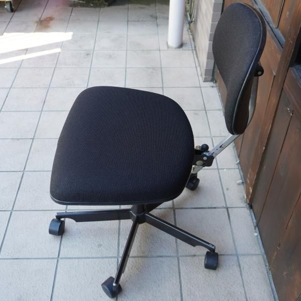 Jorgen Rasmussen(ヨルゲン・ラスムッセン)デザイン KEVI Chair
