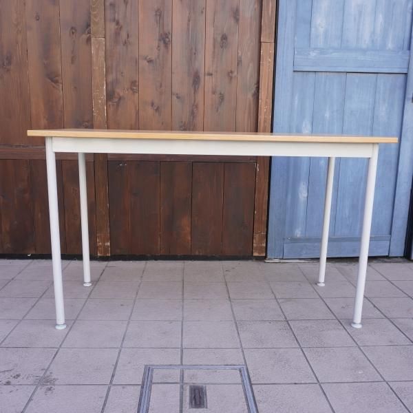 タモ材を使用した無印良品のパーソナルデスク。ホワイトのスチール脚と