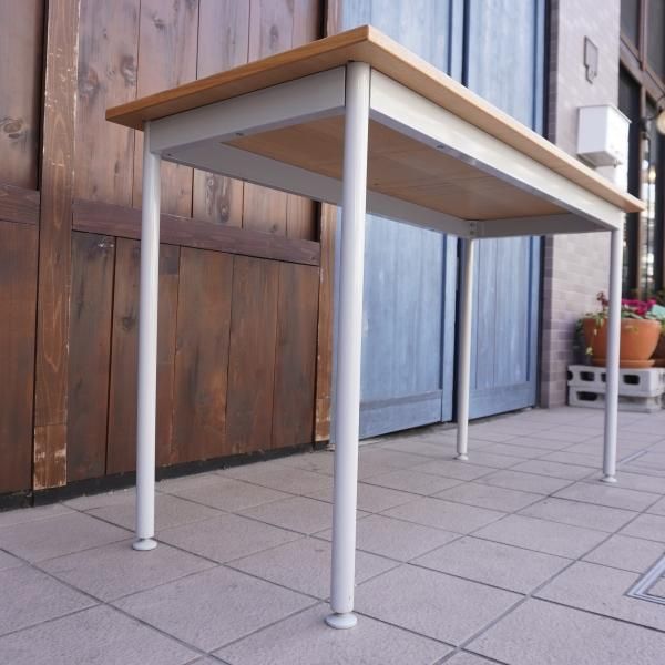 タモ材を使用した無印良品のパーソナルデスク。ホワイトのスチール脚と