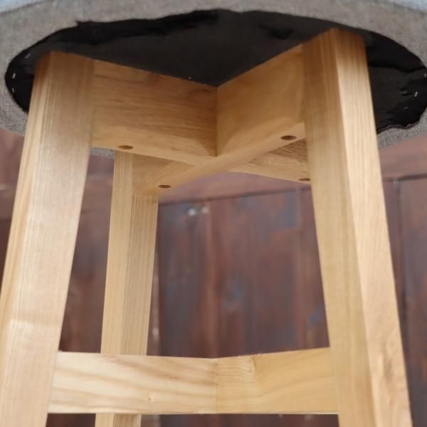 unico(ウニコ)の CLARUS-mini(クラルスミニ) アッシュ材 スツールです