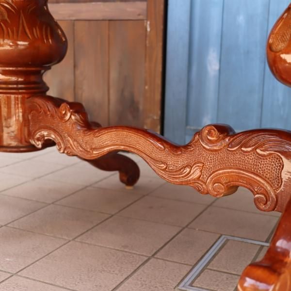 イタリア伝統の象嵌細工が施されたダイニングテーブルです。クラシック