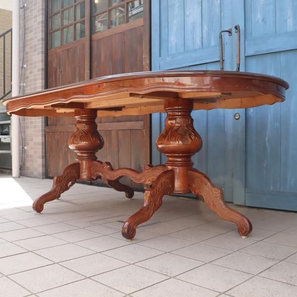 イタリア伝統の象嵌細工が施されたダイニングテーブルです。クラシック