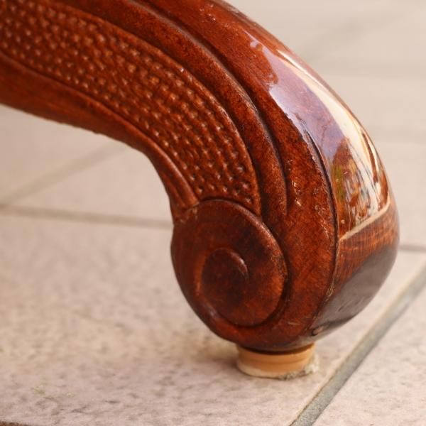 イタリア伝統の象嵌細工が施されたダイニングテーブルです。クラシック