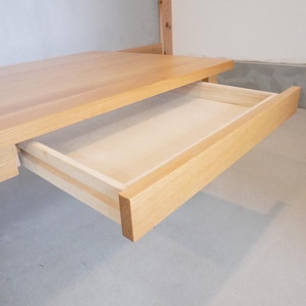 無印良品(MUJI)の人気のオーク無垢材 ローテーブルです！引出し付